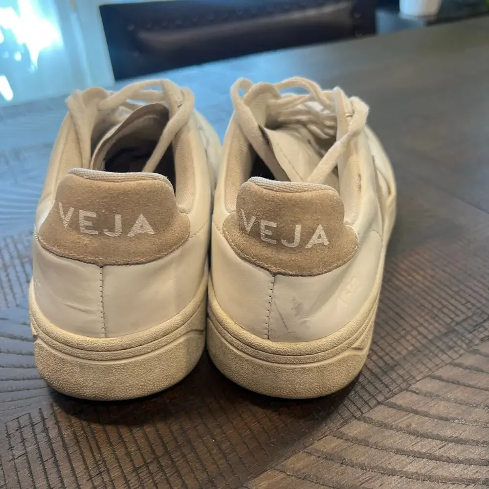 Veja 12 leather
